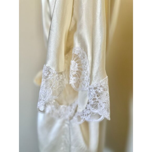 Vintage 1980s Nordstrom Silk Nightgown And Dressing Gown Set In Ivory And Lace - Picture 5 of 11